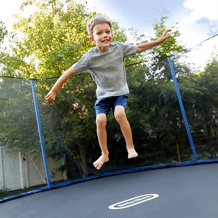 ilustracja: trampolina little tikes